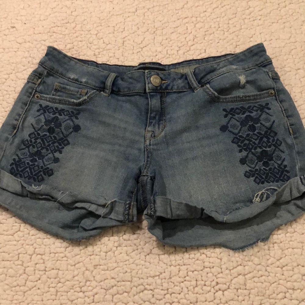 Jean shorts with thigh design